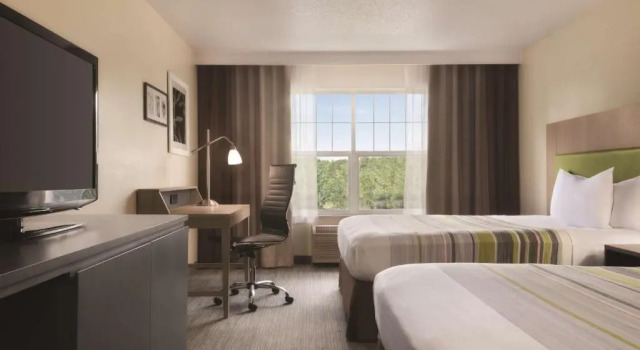 Четырёхместный номер Standard Country Inn & Suites by Radisson, Cottage Grove, MN