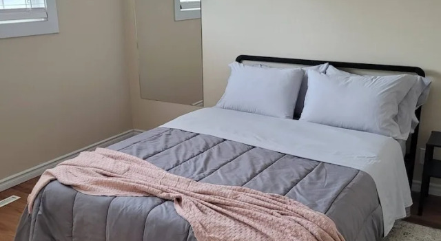 Modern 2BR Near Downtown & Expo Centre, Book Lejlighed Lejligheder i Central Alberta, Lejlighed