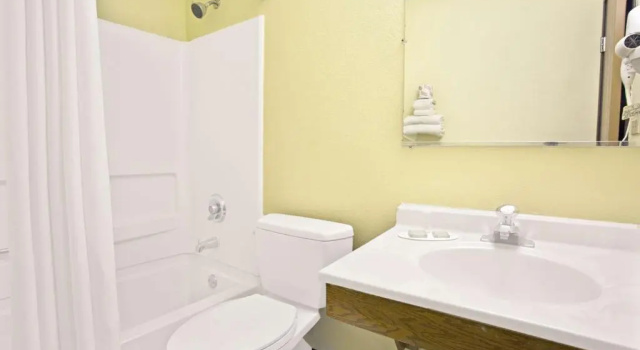 Шестиместный номер Standard Econo Lodge Spring Lake near Fort Bragg