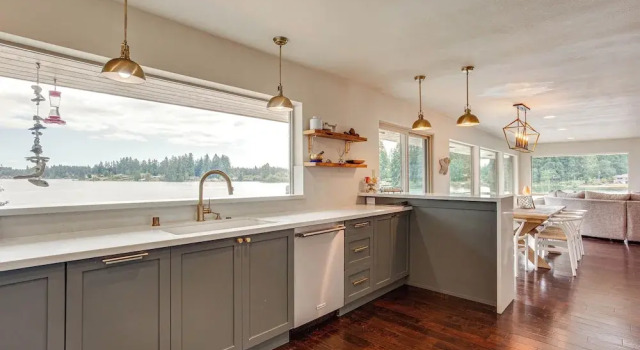 Lake Spanaway Retreat: Home w/ Private Beach!, Prenota Hotel Spanaway 
