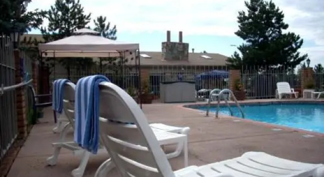 Кровать в общем номере Hotel Aspen Flagstaff/ Grand Canyon InnSuites