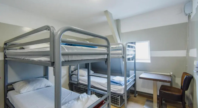 Кровать в общем номере Hostel Warmoes Amsterdam