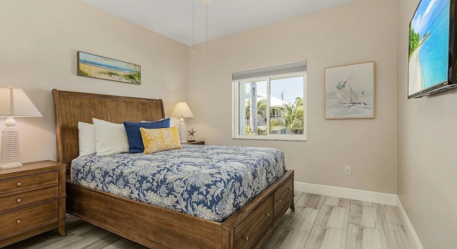 Welcome To 246 Delmar Ave - Vacation Rental 3 Bedroom Home by RedAwning, Забронировать Дом для отпуска Отели в центре Форт-Майерс-Бич, в центре, Парковка