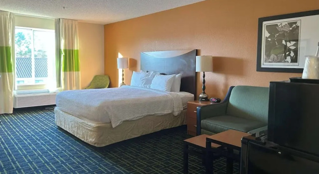 Двухместный люкс Country Inn & Suites by Radisson, Fayetteville I-95, NC