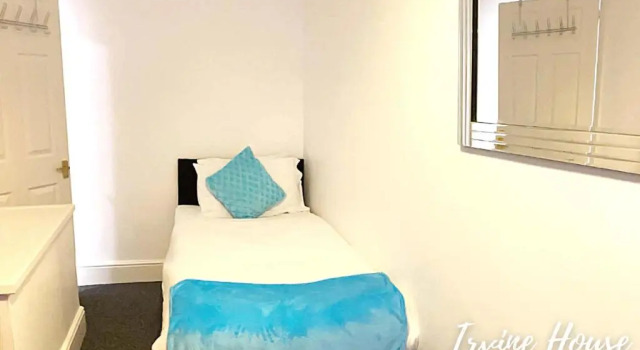 Comfy 2BR Home in Leigh Ideal for Families & Work Stays Sleeps 4, Забронировать Апартаменты/квартира Отели Лея с парковкой, Парковка