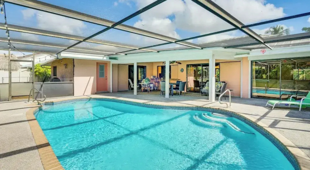 Коттедж 1 Mi to Golf! Family Getaway w/ Pool in Fort Myers