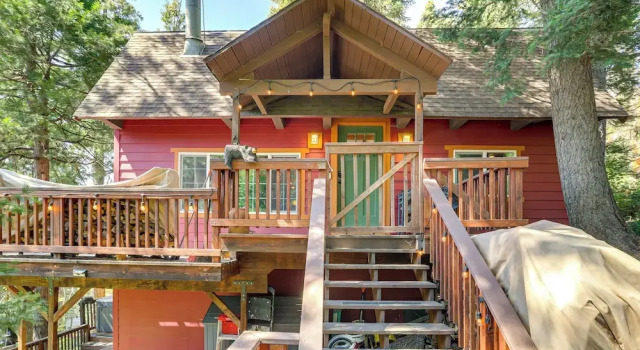 Коттедж 3 Mi to Lake Arrowhead Village: Dog-Friendly Cabin