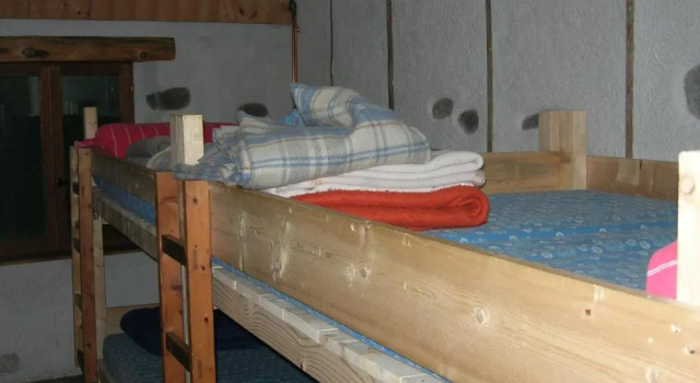 Кровать в общем номере Auberge La Cleida