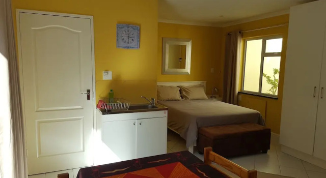 Cosy Chalet With Private Patio in Constantia, the Leafy Suburb of Cape Town, Забронировать Шале Отели Константия 3 звезды, рядом с Constantia Village, 3*