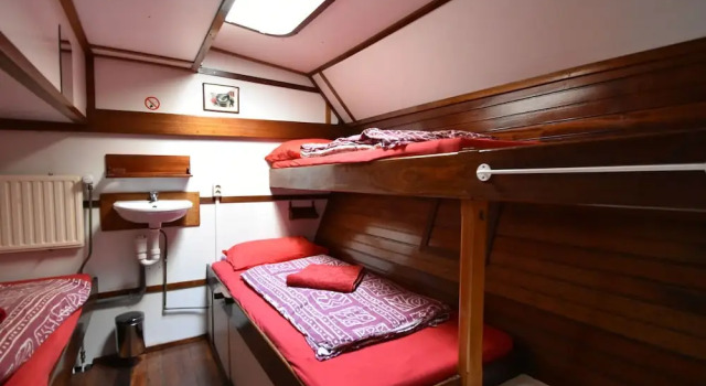 Lovely Boat in Rotterdam With Private Terrace, Забронировать Отель Scheepvaartkwartier 