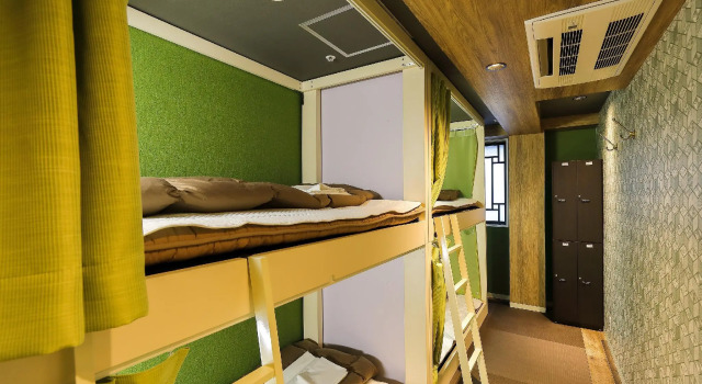 Кровать в общем номере Guesthouse Kobe Nadeshikoya