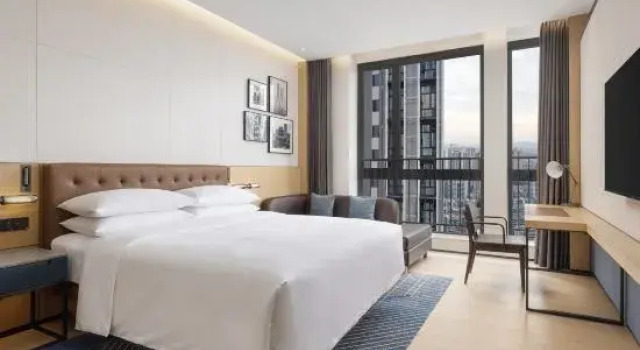 Двухместный номер Premier с видом на город Four Points by Sheraton Guangzhou Bai’e Tan
