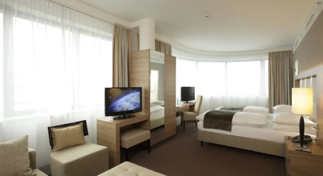 Двухместный полулюкс H4 Hotel Berlin Alexanderplatz