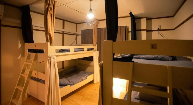 Кровать в общем номере (мужской номер) Guesthouse Banvina ゲストハウス バンビーナ