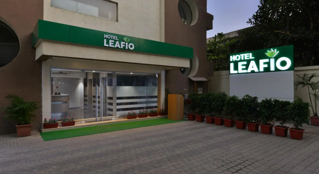 Кровать в общем номере Hotel Leafio-Near Airport