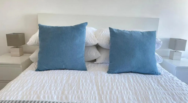 Light and airy 1 bedroom flat 700m from the Beach, Забронировать Отель Отели Борнмута с парковкой, рядом с Парк Мейрик, Парковка