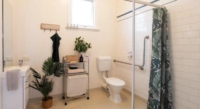 Standard room Bendigo Backpackers