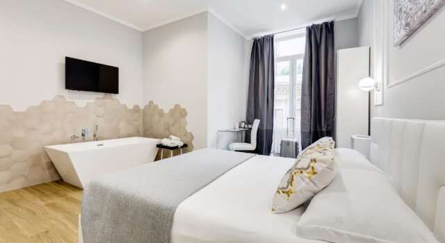 Opera Private Suites