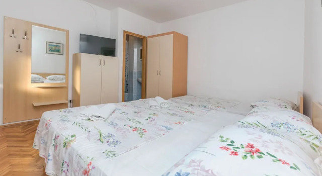 Apartments and Room Nevenka, Забронировать Апартаменты/квартира Макарска Biokovo Nature Park, рядом с Францисканский монастырь