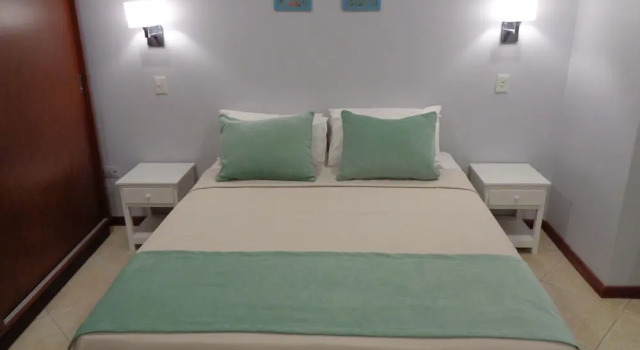 Двухместные апартаменты с балконом и с видом на город Flora Apartments