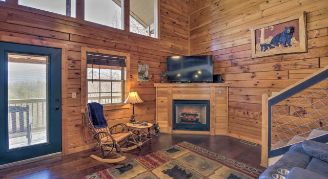 Gatlinburg Cabin w/ Pool Table & Hot Tub!
