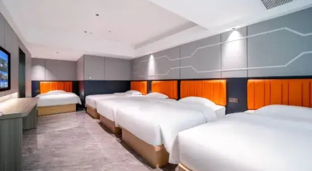 Кровать в общем номере Guohao Hotel Heyuan