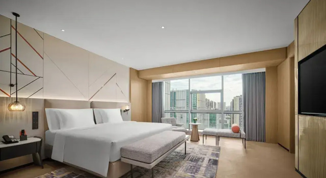 Двухместный люкс с балконом Crowne Plaza Zhongshan Torch High-tech Zone by IHG