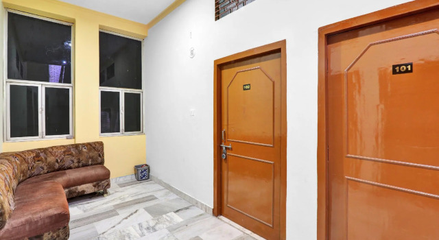OYO 82070 Rudra Guest House