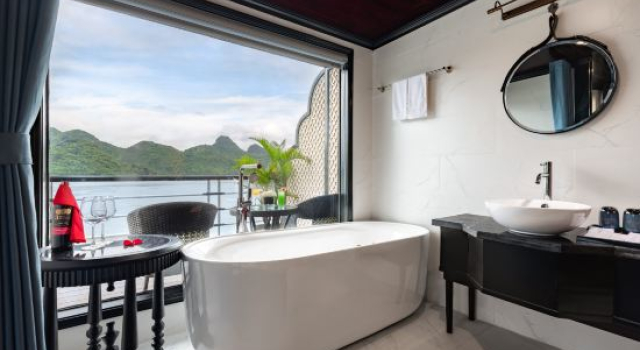 Люкс Presidential La Casta Cruise Luxury Ha Long Bay Experience Private Cabin with Ocean View Balcony and Bathtub