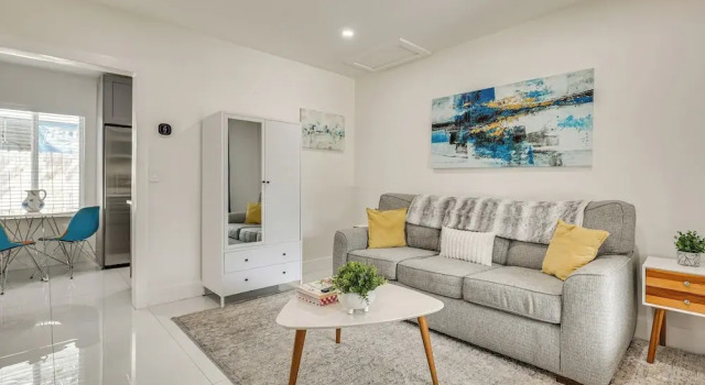 Walk to Dining & Nightlife! Chic Apt Near Las Olas, Забронировать Апартаменты/квартира Форт-Лодердейл Broward County, рядом с Театр Parker Playhouse