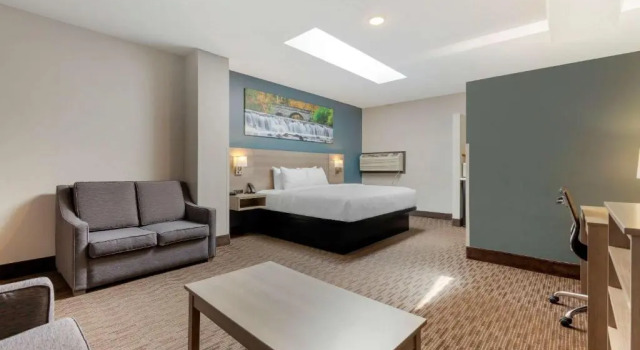 Люкс Deluxe Red Roof Inn & Suites Tomah
