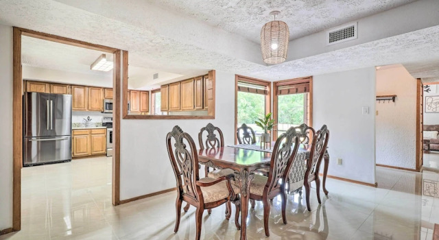 Bryan Home w/ Deck & Yard ~ 4 Mi to Texas A & M!, Boek Vakantiehuis Bryan Texas