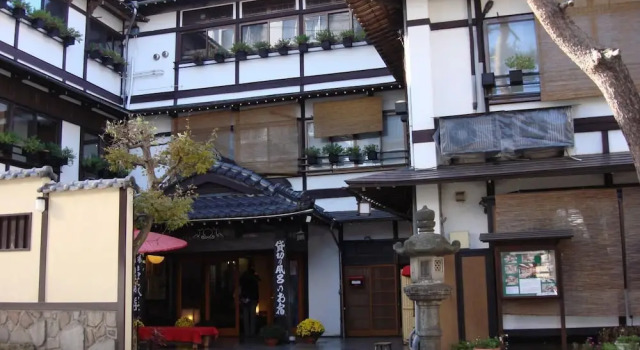 Ekinariya Ryokan, Забронировать Отель Отели Кусацу с парковкой, рядом с Лыжный курорт Кусацу Онсэн, Парковка