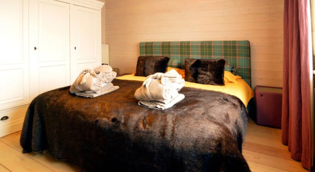 Luxurious Villa with Sauna, Hot Tub, Recreation Room, Large Enclosed Garden