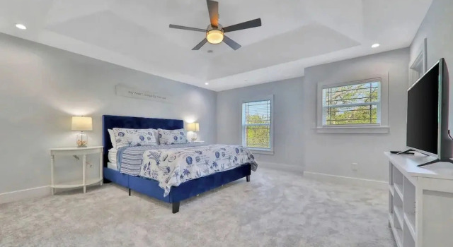 Spacious Beach Home - Just a Block From the Ocean & the River, Book Feriehus Villaer i Florida, Villa
