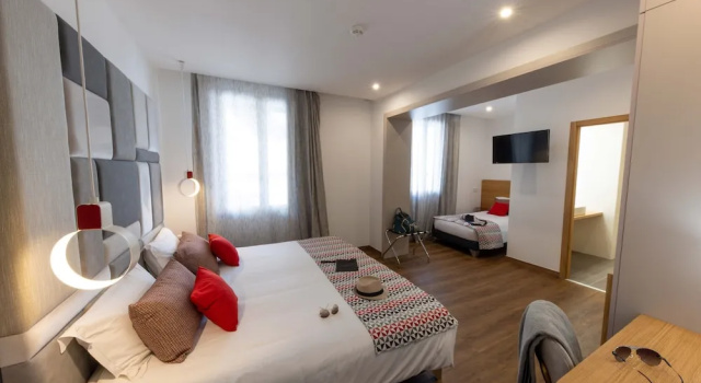 Трёхместный номер Standard c 1 комнатой Hôtel Méditerranée