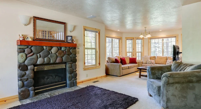 3 Mt Baker Peaceful Lodge Style Home with Private Hot Tub and BBQ on the Patio by RedAwning