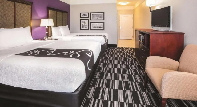 Четырёхместный номер Deluxe La Quinta Inn & Suites by Wyndham Dallas South-DeSoto