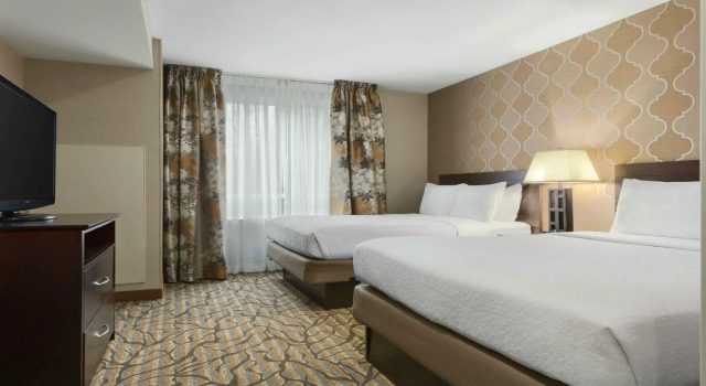 Четырёхместный номер Standard Holiday Inn Hotel & Suites Gateway by IHG