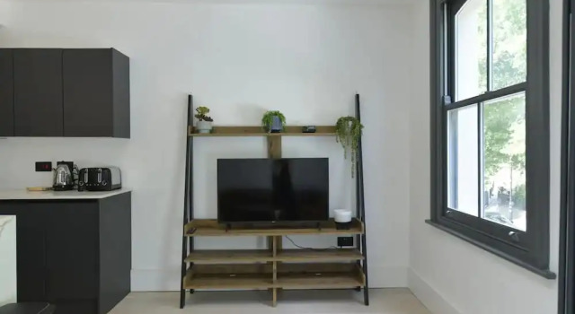 Contemporary 2 Bedroom Apartment on Columbia Road