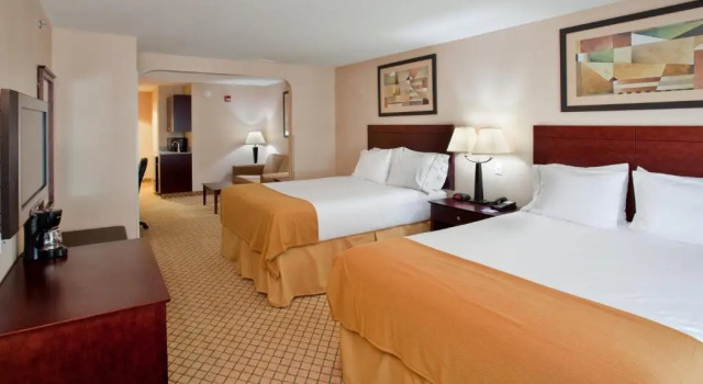 Четырёхместный люкс Holiday Inn Express Hotel & Suites Wichita Airport by IHG