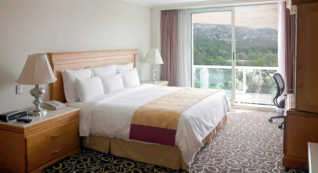 Двухместный номер Deluxe Guest с балконом и с видом на поле для гольфа Marriott Tijuana Hotel