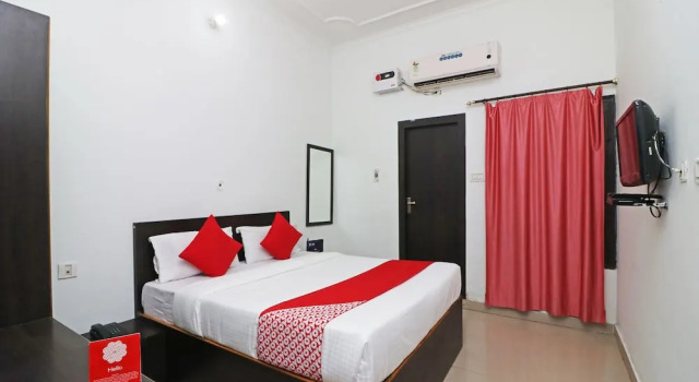 Двухместный номер Standard OYO 24199 Hotel Ojus Tower