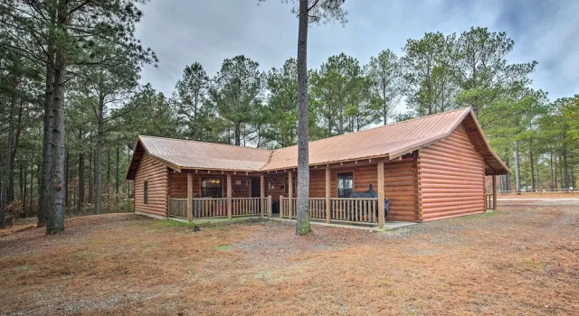 Broken Bow Cabin w/ Hot Tub & Deck - 4 Mi to Lake!, Boek Hotel Broken Bow Oklahoma
