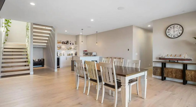 Вилла Newly Modern House w/ urban landscape of Kelowna!！