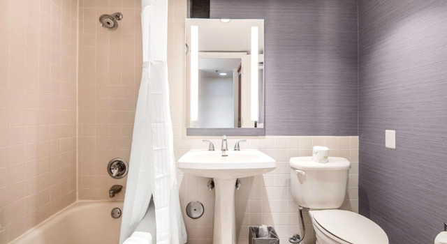 Четырёхместный номер Standard с видом на бассейн Miami Lakes Hotel