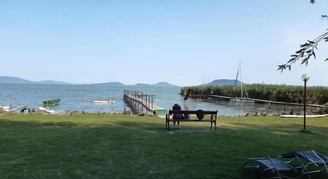 Vízparti gyermekbarát teljesen felújított Apartman, őrzött, saját strand, parkoló, étterem, Prenota Appartamento Balatonfenyves 
