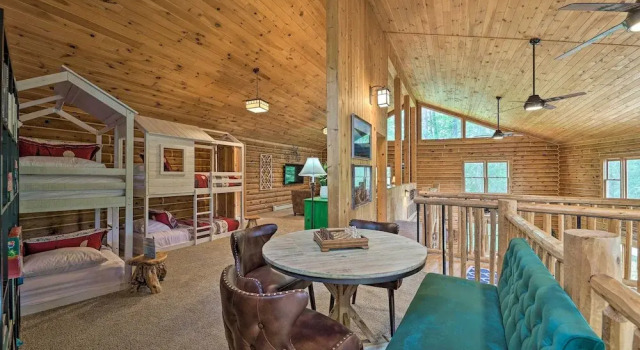 Luxe Riverfront Lodge: Group Wine and Ski Retreats, Varaa Lomakoti Rapid City Michigan
