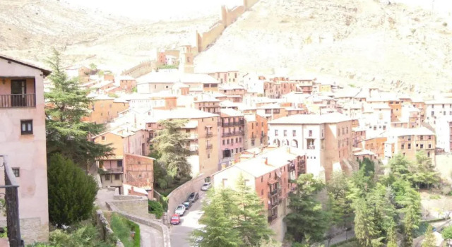 Кровать в общем номере Albergue Albarracín