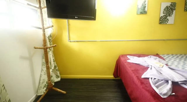 Hola Hostel Faria Lima, Забронировать Хостел Отели Пиньейрос с парковкой, рядом с Пиньейрос, Парковка
